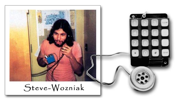 Steve Wozniak (fundador de Apple) utilizando su caja azul junto con otro modelo de caja