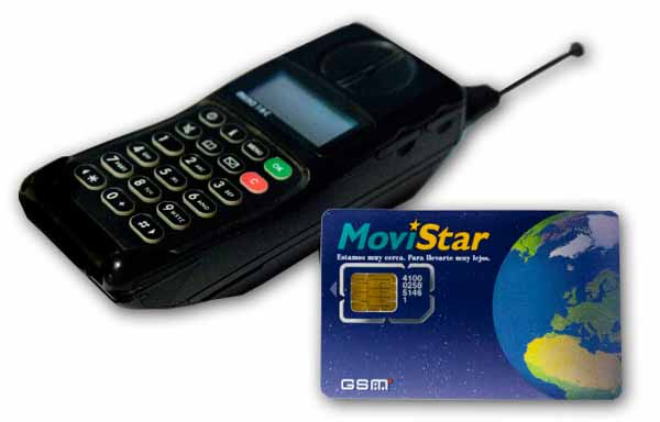 Teléfono móvil GSM de Movistar en 1995 (con la tarjeta SIM de la época)