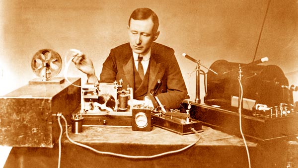Guillermo Marconi con su equipo de radiotelegrafía