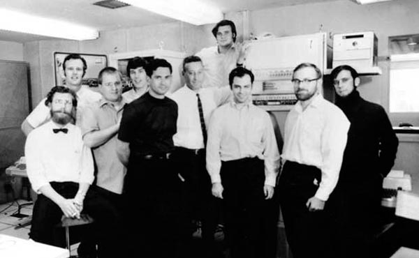 El equipo de la empresa BBN que desarrolló Arpanet (1969). De izquierda a derecha: Truett Thatch, Bill Bartell (Honeywell), Dave Walden, Gim Geisman, Bob Kahn, Frank Heart, Ben Barker, Marty Thrope, Will Crowther, y Severo Ornstein.