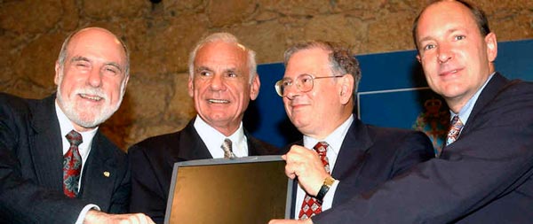 Vinton Cerf, Lawrence Roberts, Robert Kahn y Tim Berners-Lee recibiendo el premio Príncipe de Asturias de Investigación Científica y Técnica en 2002.